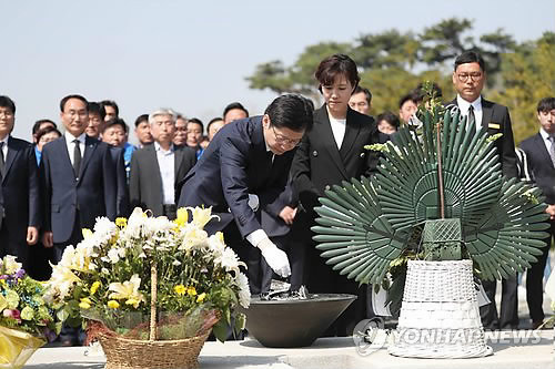 노 전 대통령에 출마 신고 김경수 "비껴갈 수 없는 과제"