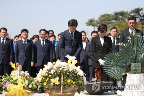 노 전 대통령에 출마 신고 김경수 "비껴갈 수 없는 과제"