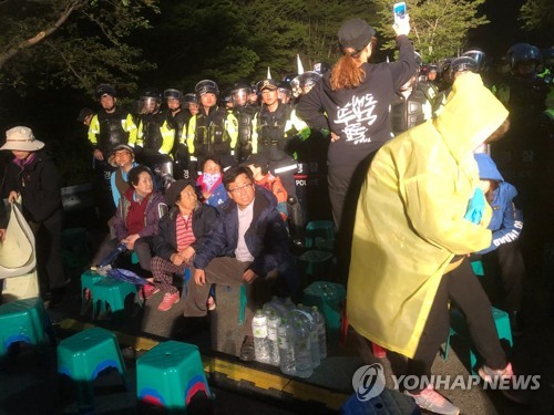 성주 사드기지 공사장비 반입 '초읽기'…빗속 긴장감 고조