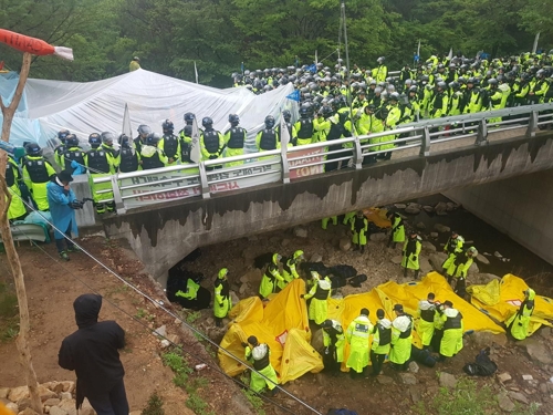 성주 사드기지 공사장비 반입 두고 경찰·주민 밤샘 대치