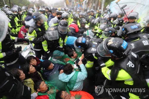 사드기지 진밭교서 경찰 강제해산… 10여명 부상·2명은 병원행