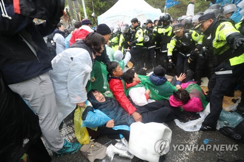 사드기지 진밭교서 경찰 강제해산… 10여명 부상·2명은 병원행