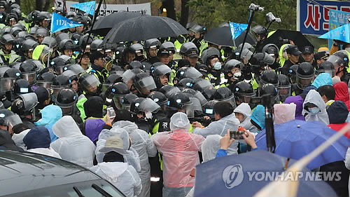 국방부, 사드기지 공사 장비 반입 착수…"더 미룰 수 없어"