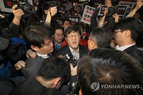 TV조선 압수수색 시도 경찰 철수… 기자들 "언론활동 위축말라"