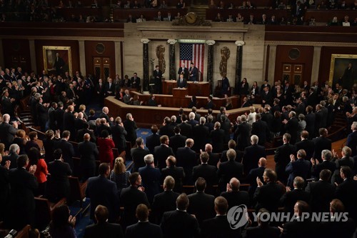 브로맨스 과시하던 마크롱, 미 의회 연설서 트럼프 작심 비판