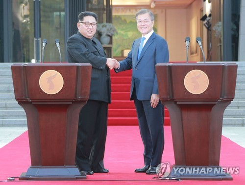 문 대통령 "김정은, 日과 대화용의" 아베 "北 움직임 전향적"
