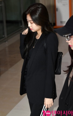 [TEN PHOTO]블랙핑크 제니 &#39;집앞에 나온듯한 편안한 공항패션&#39;