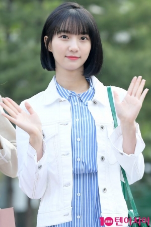 [TEN PHOTO] 오마이걸 반하나 비니 &#39;청순 여신&#39;