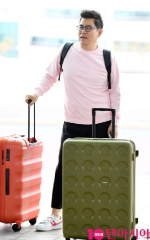 [TEN PHOTO]김용만 &#39;아무나 소화못하는 핑크 공항패션&#39;