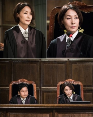 '무법변호사' 이혜영, 판사복 입고 강렬 카리스마