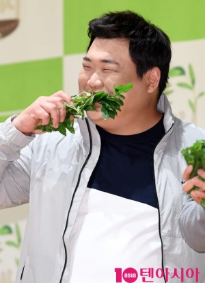 [TEN PHOTO]김준현 &#39;생나물도 먹방으로 승화&#39;