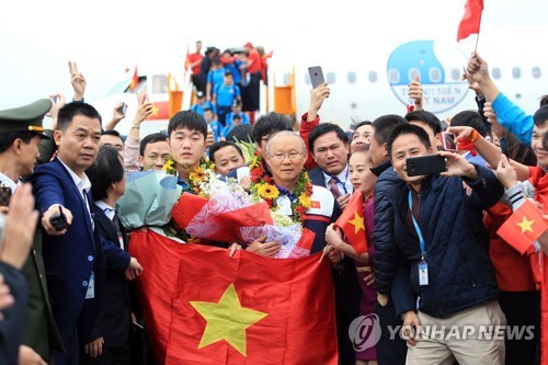 '준우승 신화' 박항서의 베트남 축구대표팀, 포상금 25억원