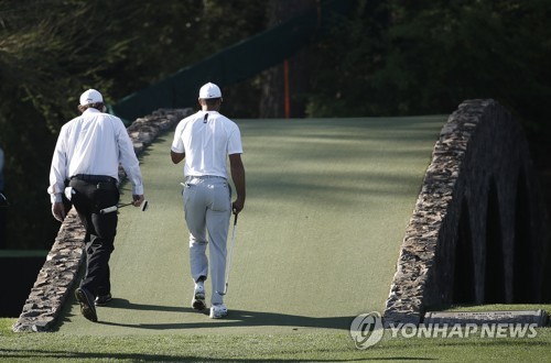 나란히 부활한 '영원한 맞수'…우즈·미컬슨의 훈훈한 동행