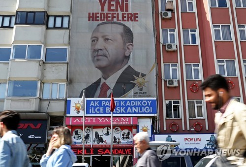 터키 여당, 에르도안 '술탄 등극' 확신…"대통령 지지율 56%"