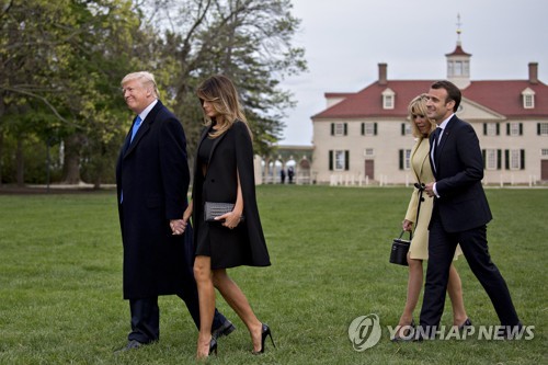 트럼프 '첫 국빈' 마크롱 환대… '담판' 앞두고 부부동반 만찬