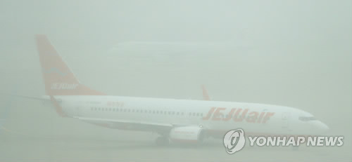 짙은 안개로 인천공항 4편 회항… 김포공항 27편 지연·결항