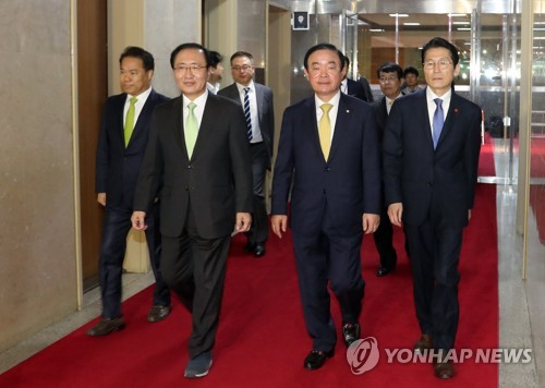 여야, 개헌 기싸움 팽팽…정의장-4개 교섭단체 원내대표 첫 회동