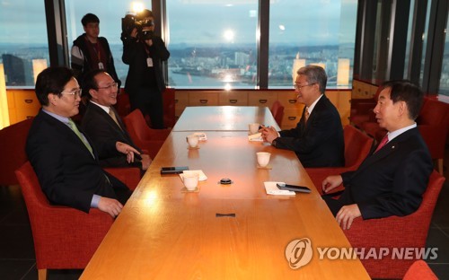 여야 원내대표 조찬 회동…'4월 국회 정상화·개헌' 협의