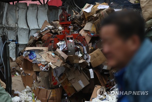 '돈 된다'던 폐지도 대란 조짐…"폐지 주워 하루 1000원 번다"