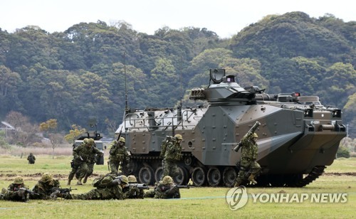 '일본판 해병대' 수륙기동단 발족식…섬 탈환훈련 공개