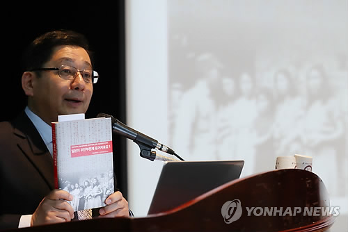 호사카 교수, 위안부 관련 日 문서 80건 공개… "범죄 인정해야"