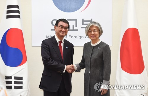 강경화 "향후 수개월 매우 중요"…고노 "긴밀 협력 바란다"