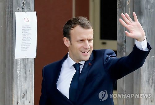 트럼프, 英총리·佛대통령과 잇단 통화… "시리아 공습은 성공"