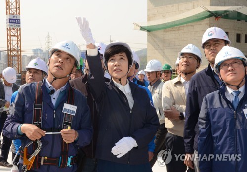 김영주 노동장관 "건설업 경영진, 안전한 일터 조성 앞장서야"