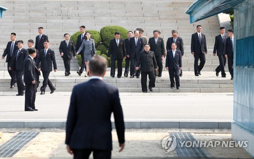 [판문점 선언] 도보다리 회담때 경호원들은?… 합동경호 손발 '척척'