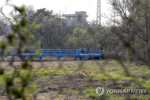 [판문점 선언] 도보다리 회담때 경호원들은?… 합동경호 손발 '척척'