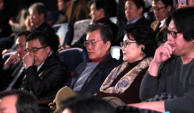 문재인 대통령이 CGV에서 영화 '1987'을 관람하던 모습 (사진=연합뉴스)