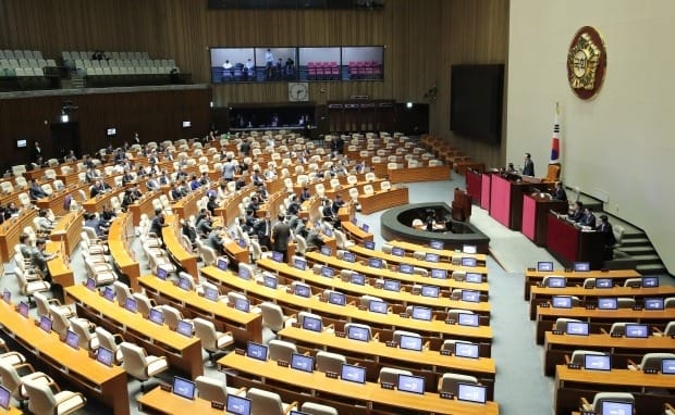 4월 임시국회 공전 계속…개헌·방송법에 추경까지 '시계제로'