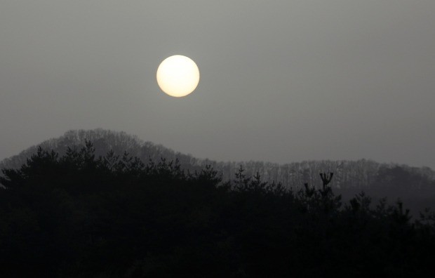 대구·경북지역에 미세먼지 경보가 발령된 15일 오후 경북 영천에서 바라본 태양이 회색 하늘 속에 흐릿하게 보이고 있다 (사진=연합뉴스)