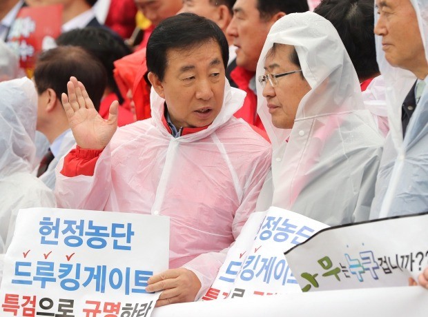 자유한국당 홍준표 대표(오른쪽)와 김성태 원내대표가 22일 국회 본청 앞 계단에서 열린 민주당원 댓글공작 규탄 및 특검촉구대회에서 대화 하고 있다.  (사진=연합뉴스)