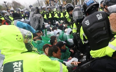 사드기지 진밭교서 경찰 강제해산… 10여명 부상·2명은 병원행