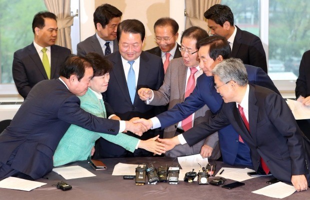 23일 오전 국회 귀빈식당에서 열린 드루킹 논란 특검 도입을 위한 야 3당 대표ㆍ원내대표 긴급회동에서 바른미래당, 자유한국당, 민주평화당 지도부가 댓글조작 관련 특검 도입, 국정조사 요구서 제출에 합의한 후 악수하고 있다. 앞줄 왼쪽부터 민주평화당 장병완 원내대표, 조배숙 대표, 바른미래당 박주선 공동대표, 자유한국당 홍준표 대표, 김성태 원내대표, 바른미래당 김동철 원내대표. (사진=연합뉴스)