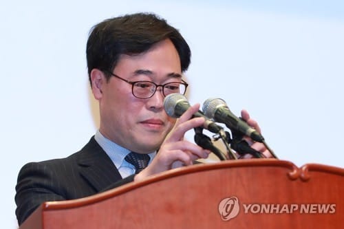 靑 "김기식 금감원장, 임명철회 전혀 고려안해"