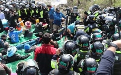 국방부 "사드기지 공사 인원·차량 통행, 16일 재논의"