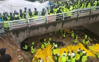 성주 사드기지 공사장비 반입 두고 경찰·주민 밤샘 대치