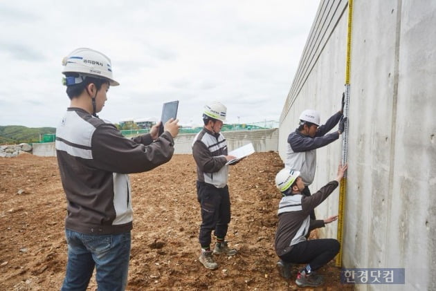 한화건설 직원들이 용인테크노밸리 공사현장에서 어플리케이션을 통해 시공내역을 점검하고 있다.