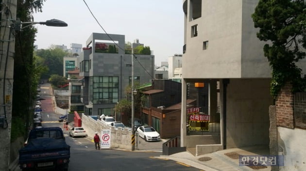 서울 강남구 논현로 145길. 길을 따라 신축 오피스 건물들이 들어서고 있다. 민경진 기자