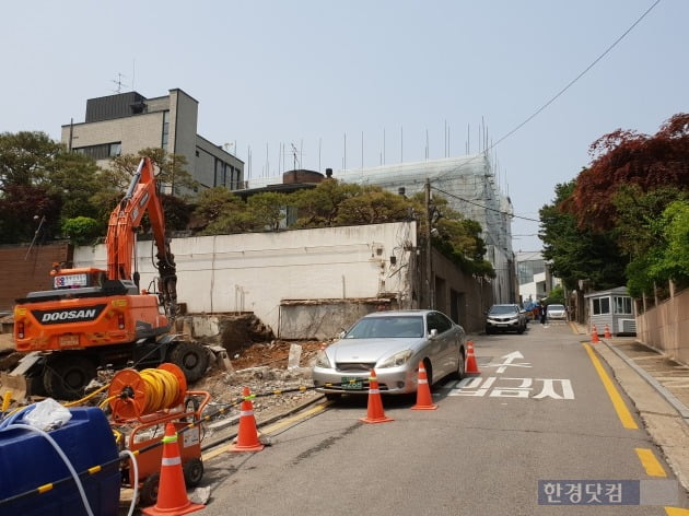 이명박 전 대통령 사저 인근 공사 현장. 단독주택을 허물고 지상 4층 규모 건물이 들어선다. 민경진 기자