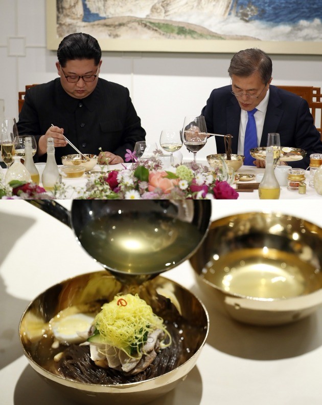 문재인 대통령과 김정은 북한 국무위원장이 옥류관에서 가져 온 냉면을 맛보고 있다. /사진=연합뉴스 