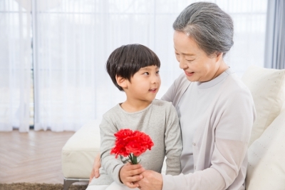 "병원비·생활비 걱정마세요" 어버이날 선물로 '효도 보험' 인기