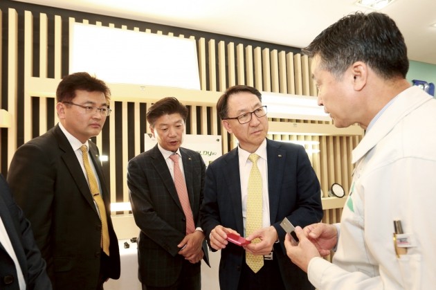 김남일 KB국민은행 중소기업고객그룹 대표(사진 오른쪽 두번째)가 군산지역 한국GM 협력업체 대표를 만나 의견을 청취하고 있다. 