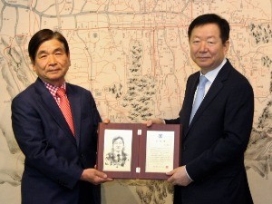 서울대 약대에 10억원을 기부한 조경일 하나제약 회장(왼쪽). / 사진=서울대 제공