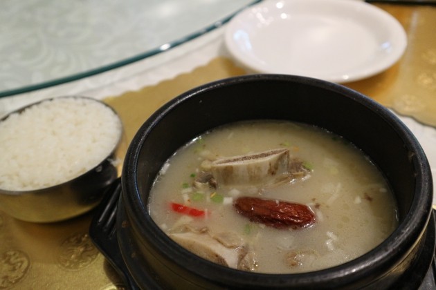 北 옥류관 가보니 북새통…40분 기다려야 맛볼 수 있는 '평양냉면'