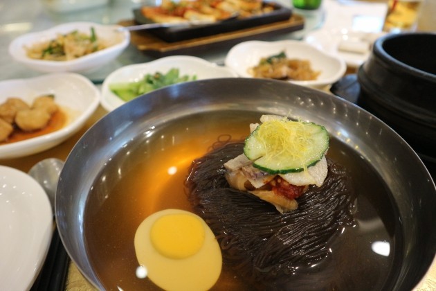 北 옥류관 가보니 북새통…40분 기다려야 맛볼 수 있는 '평양냉면'