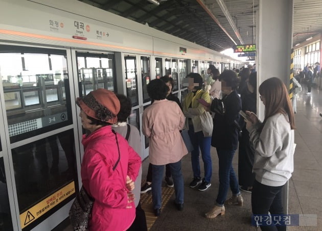 3호선 대곡역 승강장에서 승객들이 열차를 기다리는 모습. 양길성 기자