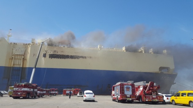 21일 오전9시39분께 인천항에서 발생한 선박 화재가 2시간째 이어지고 있다. 인천소방본부 제공